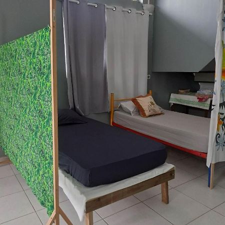 Laure Hebergement Loue Lits En Dortoir Hostel Faaa Exterior photo