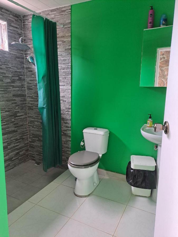 Laure Hebergement Loue Lits En Dortoir Hostel Faaa Exterior photo
