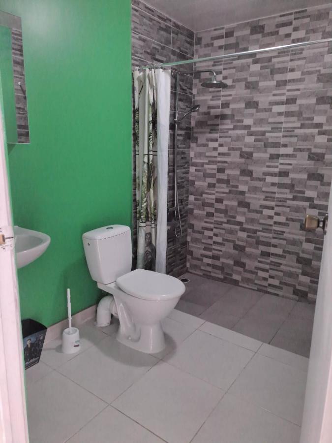 Laure Hebergement Loue Lits En Dortoir Hostel Faaa Exterior photo